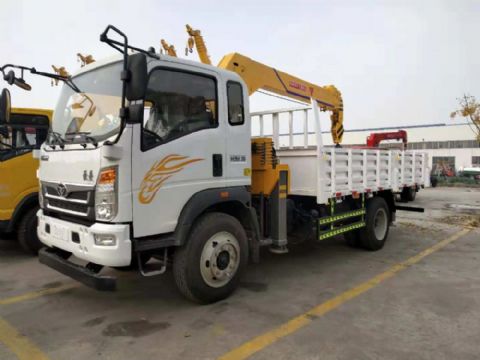點擊查看詳細信息<br>標題：5噸重汽豪曼隨車吊 閱讀次數(shù)：2931